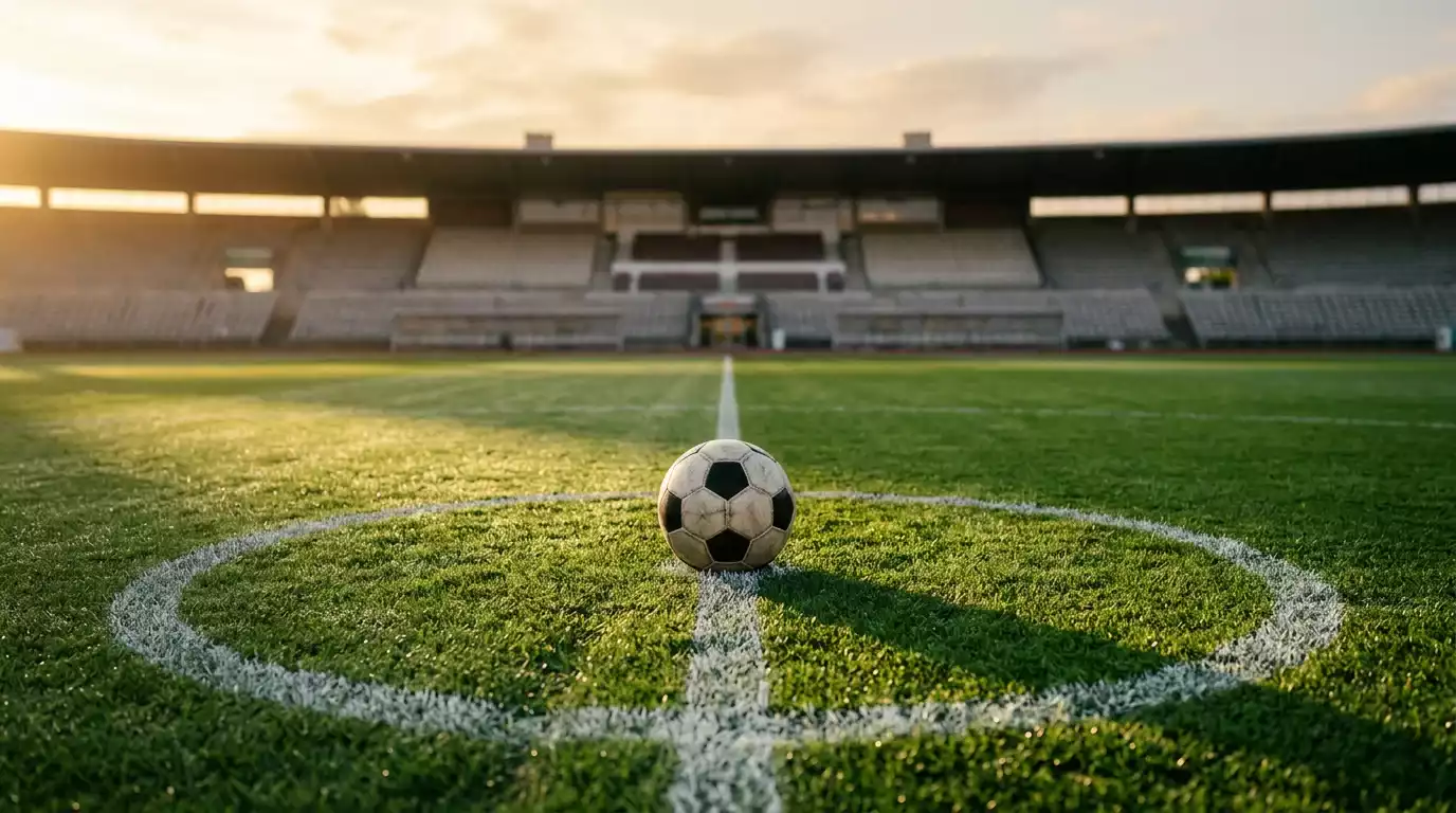 Fußball auf dem Mittelkreis eines Spielfelds bei sanftem Tageslicht